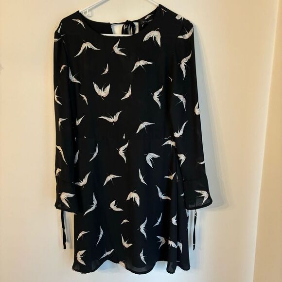 Dynamite Women’s Swallow Bird long tie sleeve scoop neck dress size medium EUC! - Picture 2 of 12